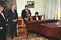 Prezident USA Bill Clinton v Novo-Ogarjovu hraje na saxofon pro Borise Jelcina (1994)