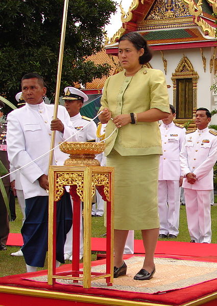 http://upload.wikimedia.org/wikipedia/commons/thumb/b/bf/Princess_Maha_Chakri_Sirindhorn.jpg/425px-Princess_Maha_Chakri_Sirindhorn.jpg