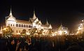 Kø af sørgende om aftenen foran Chakri Maha Prasat Throne i Grand Palace (6. december, 2016)