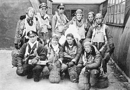 Un équipage de bombardier du 452nd Bomb Group au retour de la mission de Romilly en France[46].