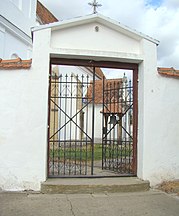 Poarta către curtea bisericii