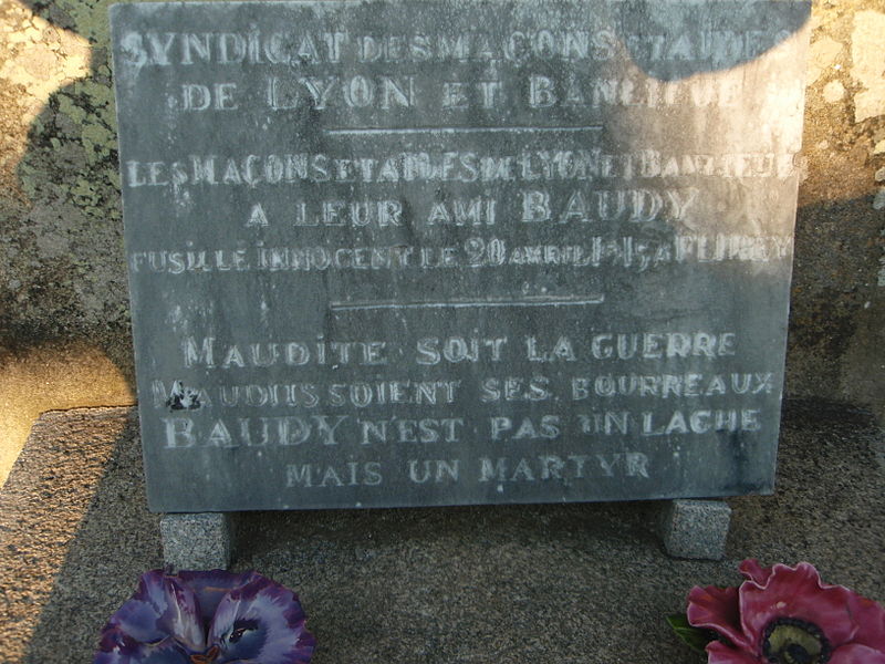 File:Royère-de-Vassivière Stèle sur la tombe de Félix Baudy.JPG