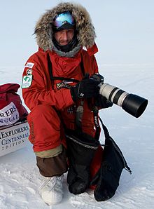 Себастьян Коупленд стоит на географическом Северном полюсе 2009.jpg