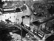 Gezicht rond 1925 vanuit het oosten op de Smakkelaarsbrug (midden) met rechtsonder de Catharijnebrug