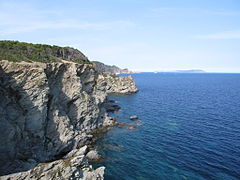 Les falaises de la côte sud de Porquerolles.