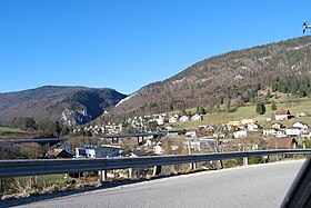 Blick von Eschert in Richtung Moutier und auf die Brücke der A16