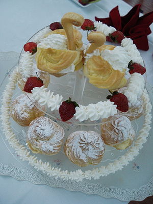English: Swan choux pastries