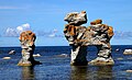 Erosiooni tõttu lubjakivist tekkinud sambad (raukar) Fårö saare rannavees
