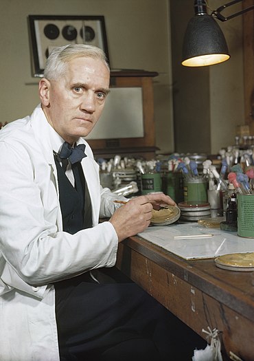 Alexander Fleming byl skotský lékař, mikrobiolog, který v roce 1945 obdržel s Howardem Floreym a Ernstem Chainem Nobelovu cenu za fyziologii a lékařství za objev prvního, široce používaného, účinného antibiotika penicilinu