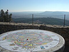 Table d’orientation. Vue sur le plateau de Lacau à droite