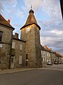 Tour de l'horloge de Bellegarde-en-Marche à l'aurore (vue de l'intérieur du bourg, juillet 2019)