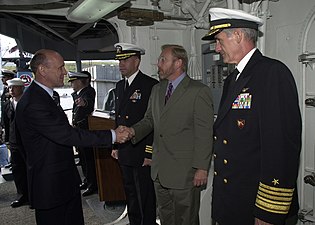 Sulejman Tihić tervehtii Yhdysvaltain Bosnian ja Hertsegovinan suurlähettilästä USS Nicholasilla (2003)