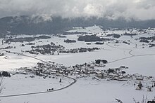 Ang Vassieux-en-Ver-Vercors nga nakita gikan sa mga bakilid sa Col de la Chau, duol sa Mémorial De Résistance