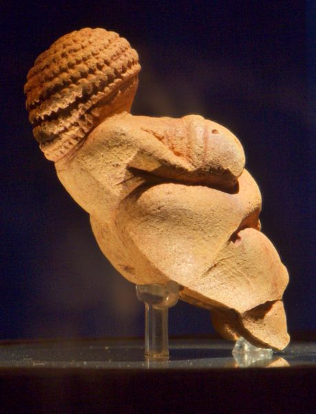 Venus von Willendorf von der Seite (Wikipedia)