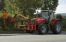 Montierte Heckenschere an einem Traktor