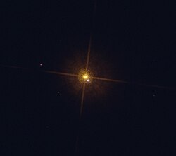 Fotografi taget med Hubbletelskopet som visar W Aquilae med följeslagare.