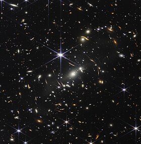 ジェイムズ・ウェッブ宇宙望遠鏡が撮影したSMACS J0723.3–7327。この画像は Webb's First Deep Field と呼ばれている。 （提供: NASA, ESA, CSA, STScI）