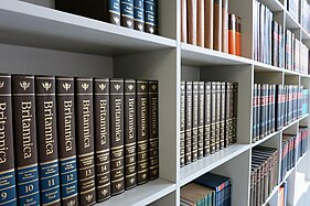 Des dictionnaires et encyclopédies, comme Britannica