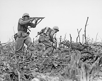 Американський морський піхотинець на кряжі Вана, надає загороджувальний вогонь, використовуючи пістолет-кулемет Thompson, 18 травня 1945