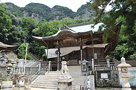 八栗寺 本堂と五剣山