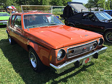 Une voiture orange, vue de trois-quarts avant.