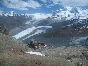 Gandegghütte, mit Gornergletscher und rechts der Monte Rosa