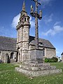 Le calvaire de l'enclos paroissial : vue d'ensemble.