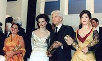 אלן רנה עם אריאן אסקרי, ז'ולייט בינוש ואנייס ז'אווי בטקס הענקת פרס סזאר ה-23, 1998