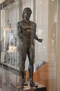 Apollon de Piombino. Bronze, cuivre, H. 1,15 m. Vers 130-120 AEC. Louvre.[35]