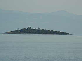 Вид на островок Айос-Николаос (Άγιος Νικόλαος) из деревни Скала[греч.]