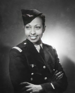 Joséphine Baker portant son uniforme de l'Armée de l'air française en 1948.