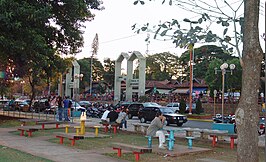 Het plein Praça do Artesanato tegenover de rivier de Tietê in Barra Bonita