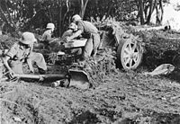 Soldados alemães preparando um canhão na costa de Salerno em preparação para os desembarques Aliados.