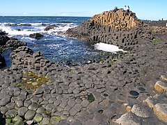 巨人堤道中已冷却的玄武岩，主要为 120° 的裂缝在垂直方向発展，形成六角柱