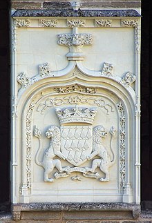 Photo of a coat of arms on a castle wall