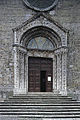 Portale della chiesa dei Santi Pietro e Paolo