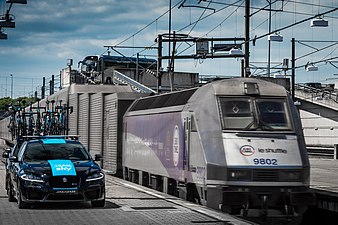 Однокабинный электровоз Класс 9, используемый для вождения поездов Eurotunnel Shuttle, не унифицированный по конструкции с вагонами и имеющий значительно меньшие габариты