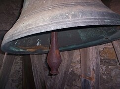 La cloche porte les inscriptions « Jean Fremort, entrepreneur dans les bâtiments du Roi et Françoise Golbert ».