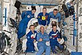 Raumfahrer in blauen Flug­an­zü­gen