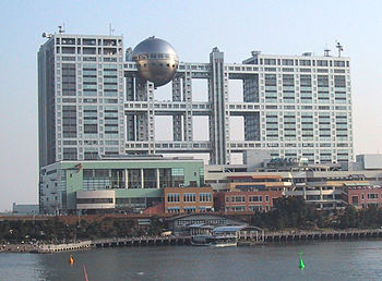 "Fuji Television building en Odiba" de Kenzo Tange
