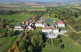 Le château de Göllersdorf, Autriche, édifié sur ordre de Frédéric-Charles (1674–1746), reste aujourd'hui propriété des comtes de Schönborn-Buchheim.