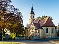 Kirche (einschließlich Ausstattung) mit Kirchhof, Einfriedung und Kriegerdenkmal für die Gefallenen des Ersten Weltkrieges