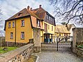 Pfarrhof mit Pfarrhaus, Seitengebäude, Grabstein am Pfarrhaus sowie Hofpflasterung