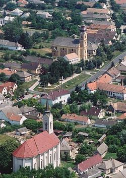 Aerfoto pri kalvinana kirko de Iregszemcse (videbla malsupre)