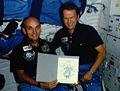 Garn (vľavo) a Bobko (vpravo) v kabíne raketoplánu Discovery počas misie STS-51-D, 16. apríl 1985