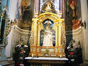 Chapelle avec son autel (1727) et la statue miraculeuse de la Vierge couronnée