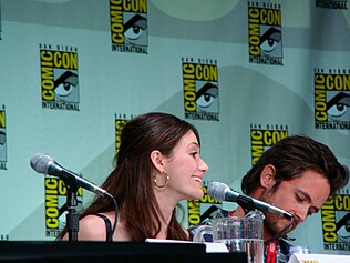 Emmy Rossum og Justin Chatwin ved et Shameless-panel på Comic-Con, Juli 2011.