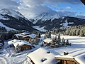 Ausblick von Königsleiten auf den verschneiten Stausee