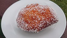 'n Koesister is 'n traditionele Kaap-Maleise oliebol met speserye gegeur en in klapper gerol.