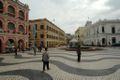 Largo do Senado, rodeado de edifícios de estilo europeu. O edifício de cor branca é a Santa Casa de Misericórdia